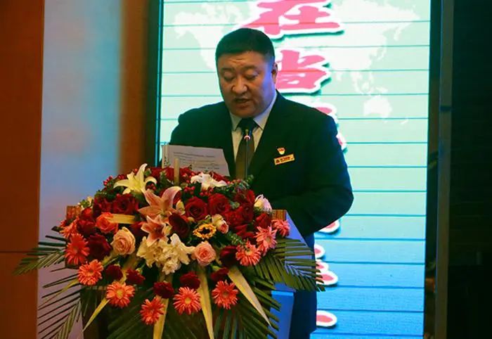仪式上,毛福昌代表山西鑫飞集团向太原理工大学进行捐赠,郑强代表太原