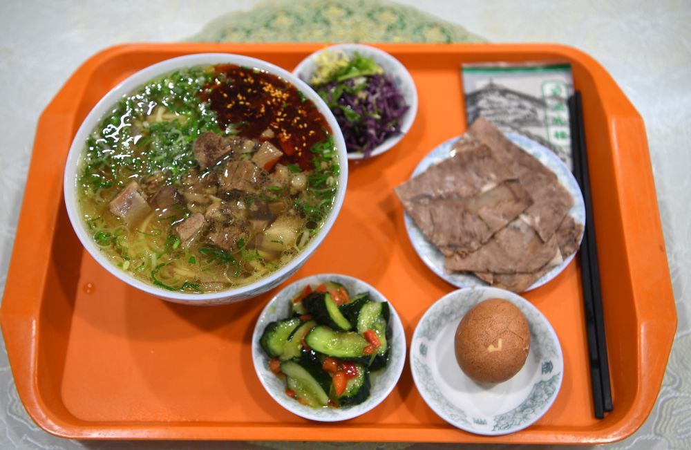 这是在兰州市一家牛肉面馆内拍摄的一份牛肉面套餐(4月2日摄).