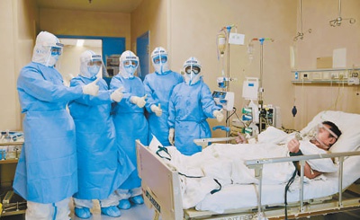  同济医院医疗小分队队员在为患者加油鼓劲。资料照片