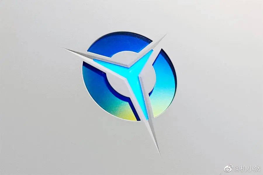 虽然背面的拯救者logo是蓝色,但如果熄灭logo灯,可以看到幻彩渐变效果