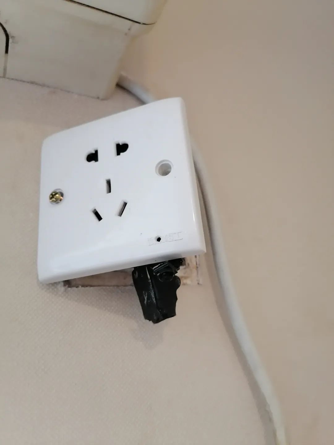 今年5月,小刘及其朋友关空调时,发现插座后有摄像头