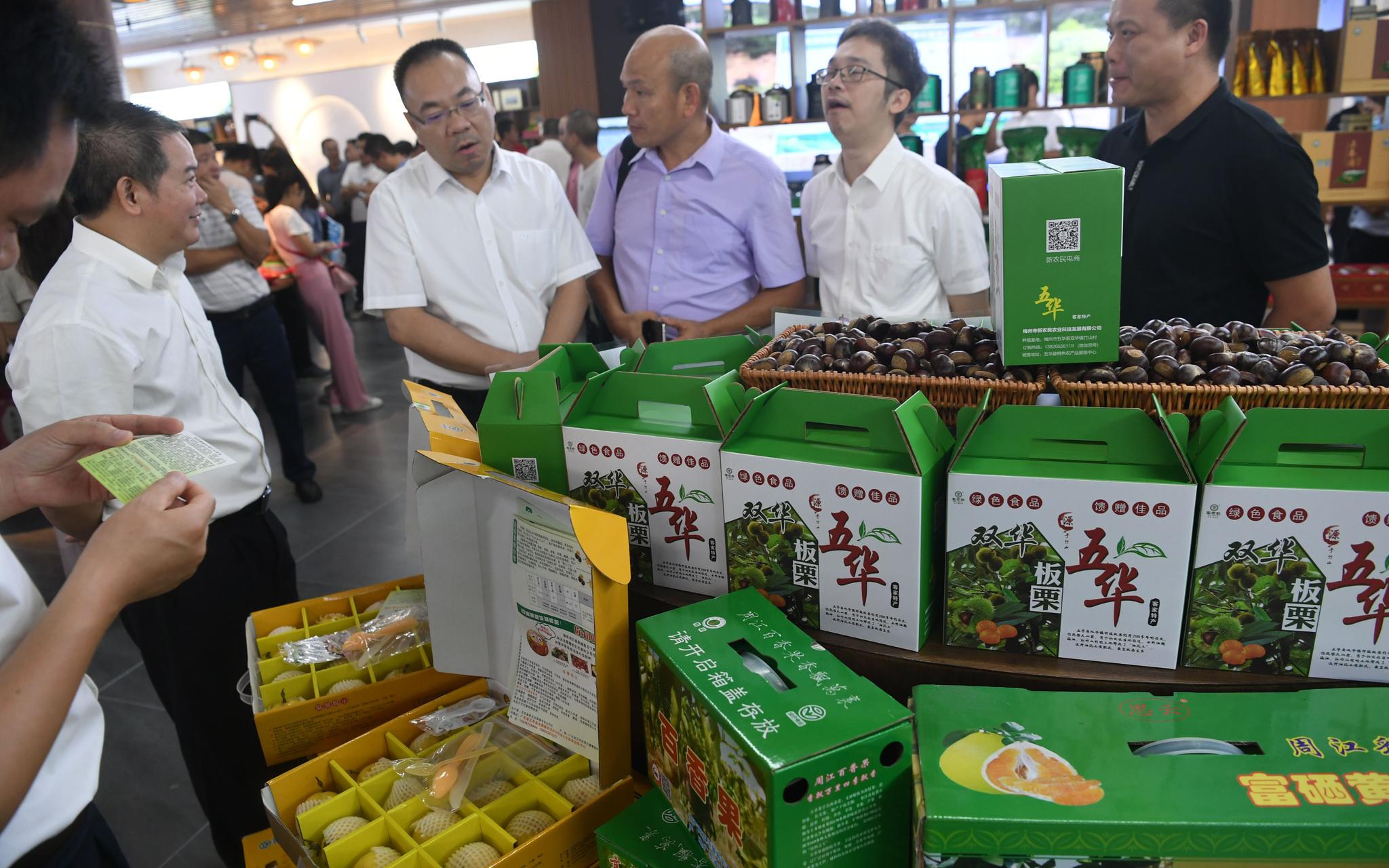 丰收节现场,展示各种当地特色农产品.新京报记者 王颖 摄