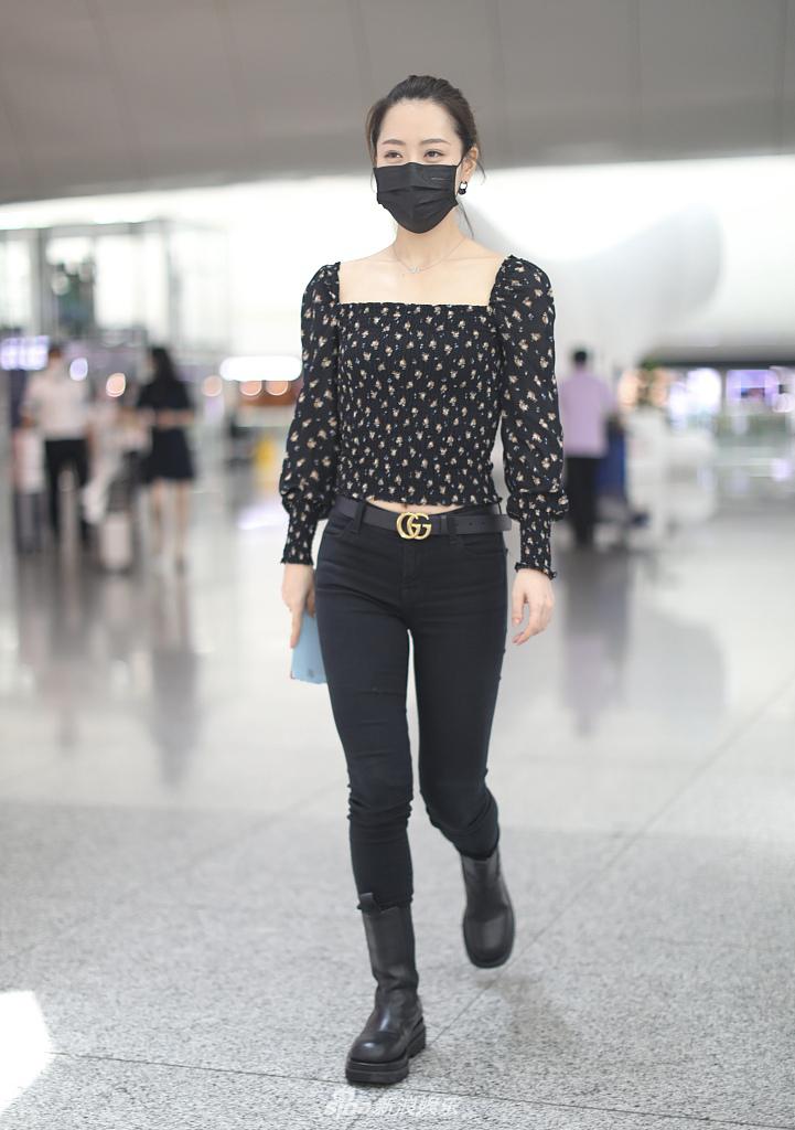 白冰穿短上衣搭紧身裤秀美腿 对镜挥手超亲和