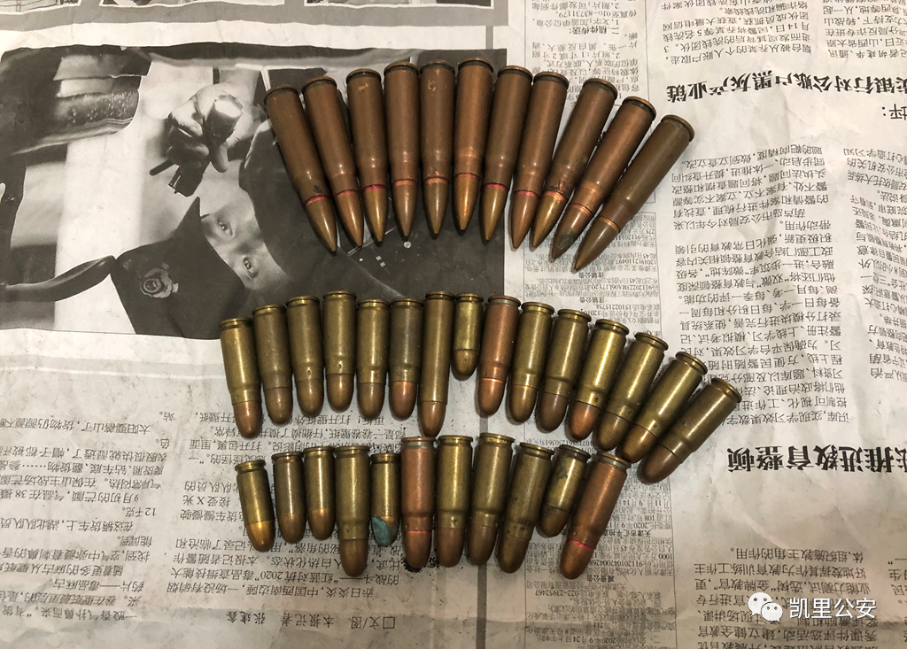 凯里一70岁老人在帮老朋友清理房屋时,发现一袋30年前的子弹!