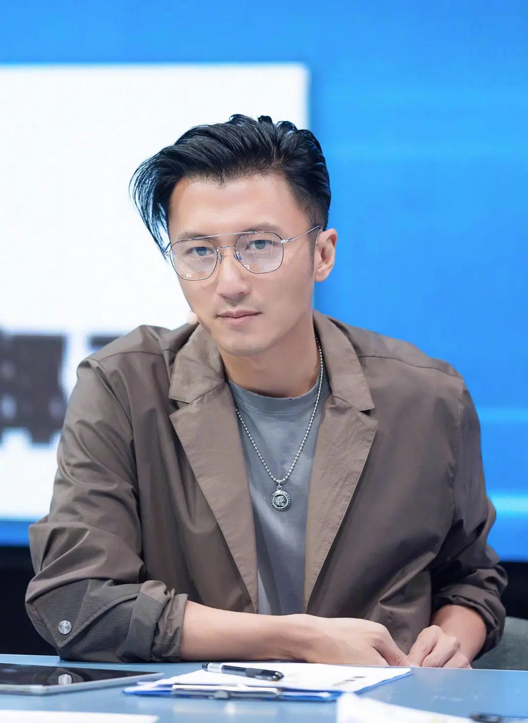 在侧梳油头的基础上,谢霆锋还进阶出了这种三七分油头,发界线大约定在