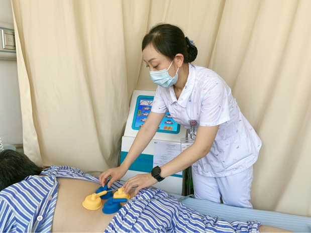 入院后给予针灸治疗配合干扰电疗法,中药离子导入,热敷治疗治疗,蜡疗