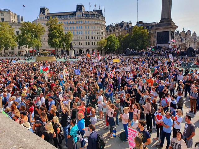 英国疫情警戒提高至四级 伦敦却爆发“不要口罩”抗议