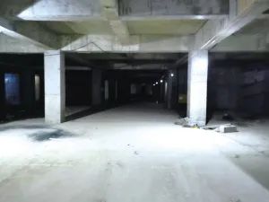 华信悦峰的地下停车场 网络截图