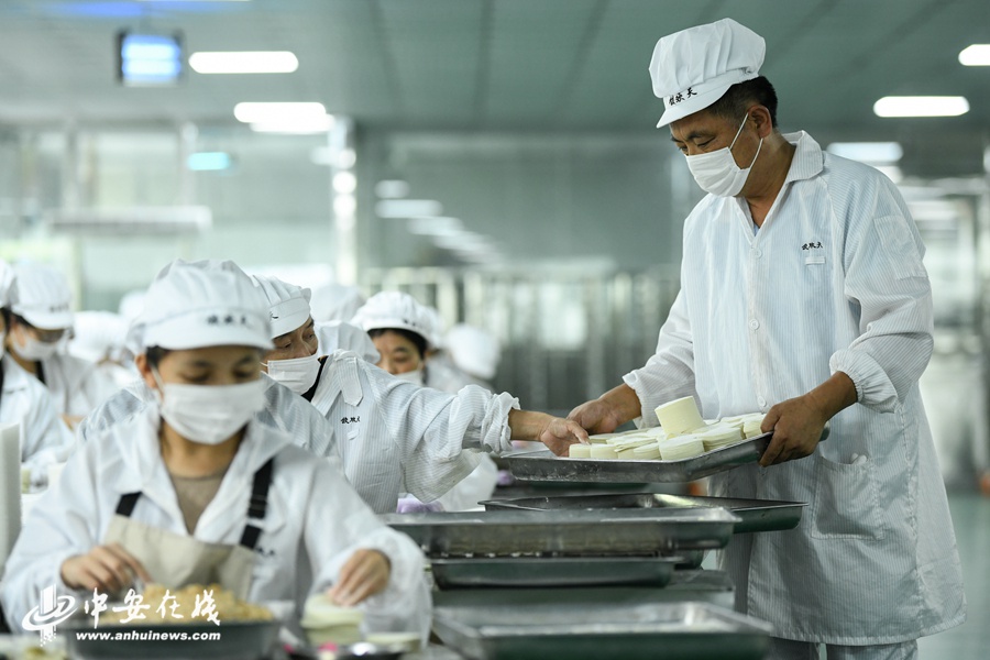 【网聚美好安徽】 家门口就业包饺子 扶贫车间带动百姓致富