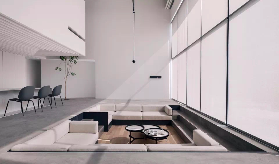 这个下沉式卡座超有意思,它是下沉式客厅的家具,也是"平床"的一份子.