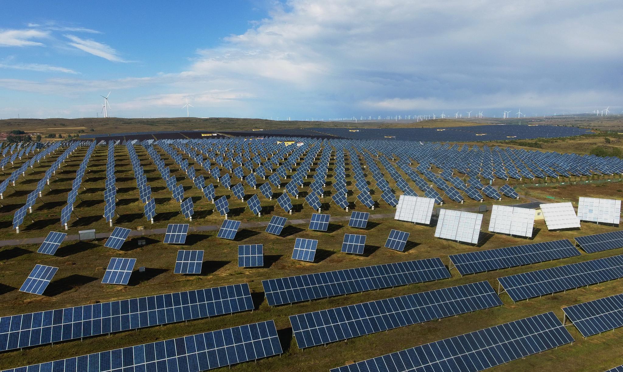 张家口市张北县大河乡国家风光储输示范基地的光伏发电站和风电场遥相