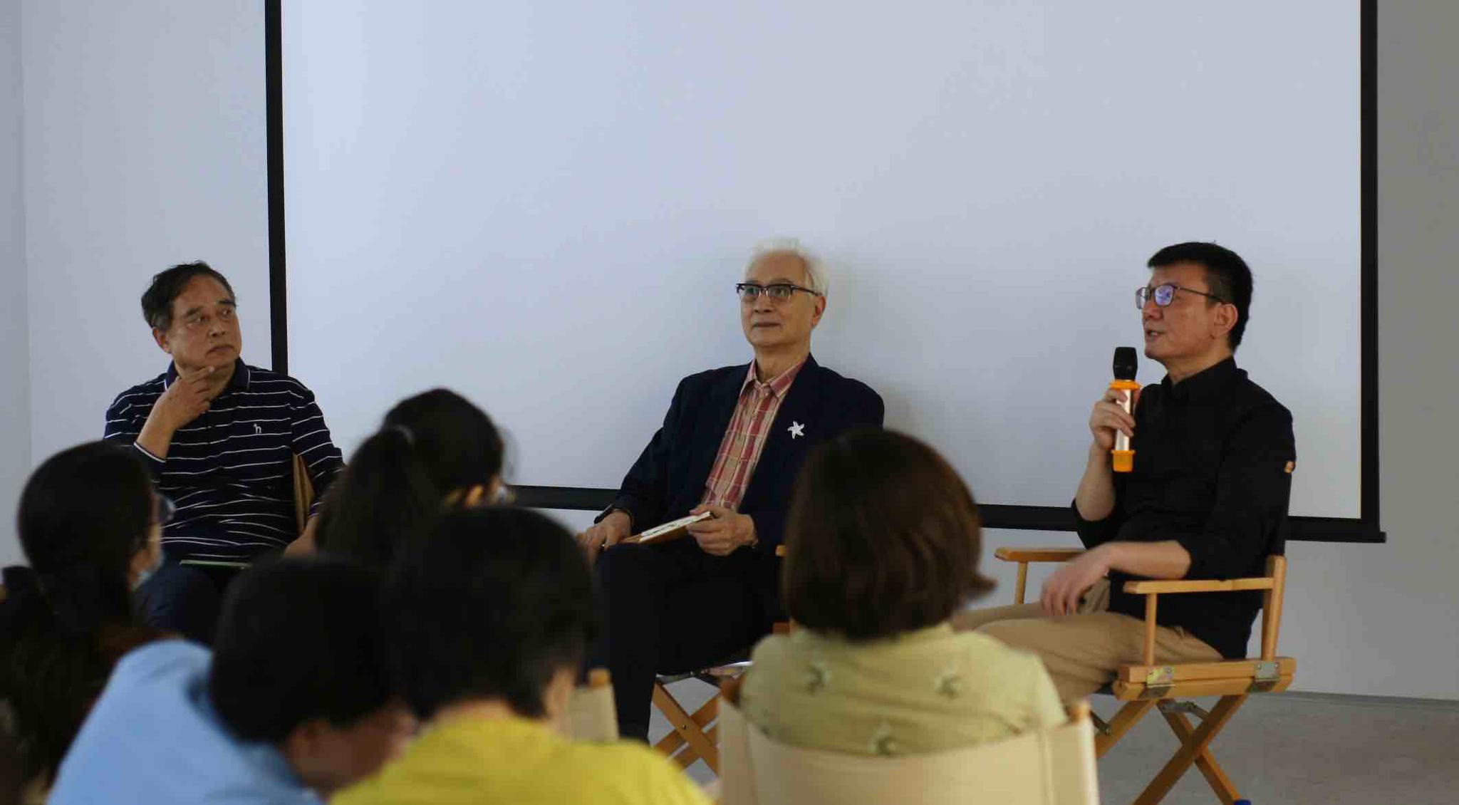 开幕式讲座，嘉宾（从左至右）李亦中、梁波罗汤惟杰 澎湃新闻记者 朱喆 图