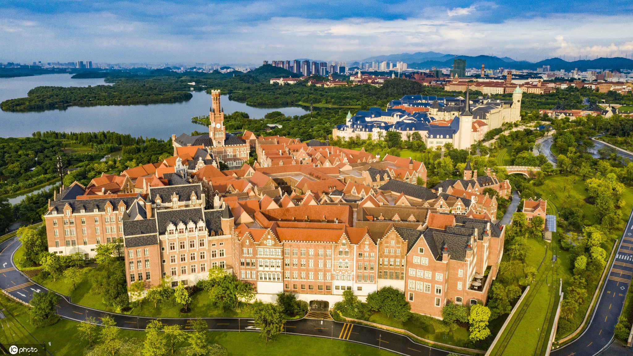 航拍华为终端总部如童话世界般梦幻