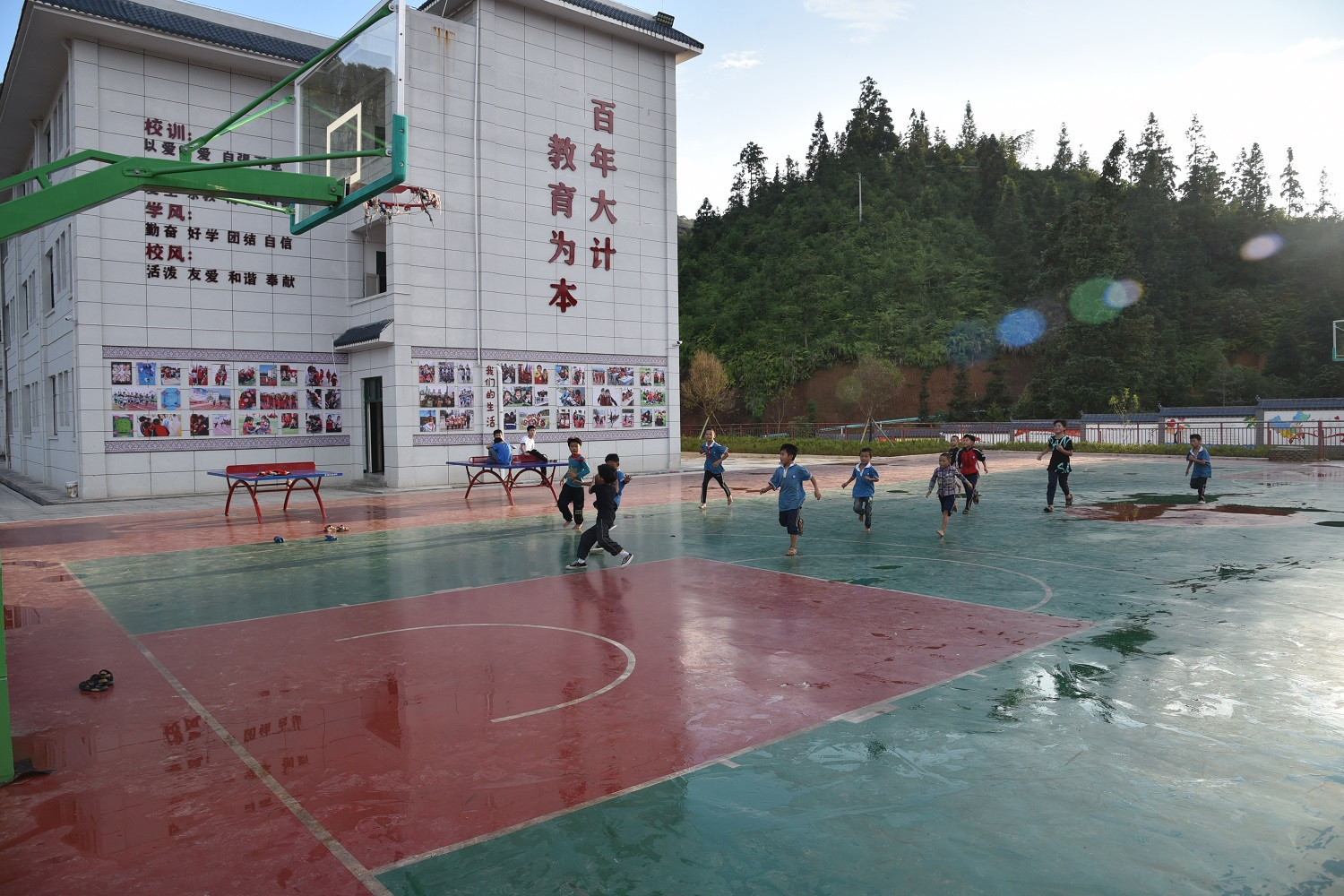 贵州省从江县大歹小学学生在操场上打篮球.新华社记者骆飞 摄