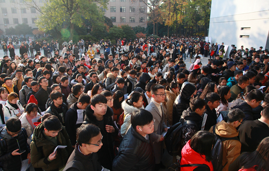     2019年12月7日，2020年江苏公务员考试笔试开考，现场人山人海。人民视觉供图