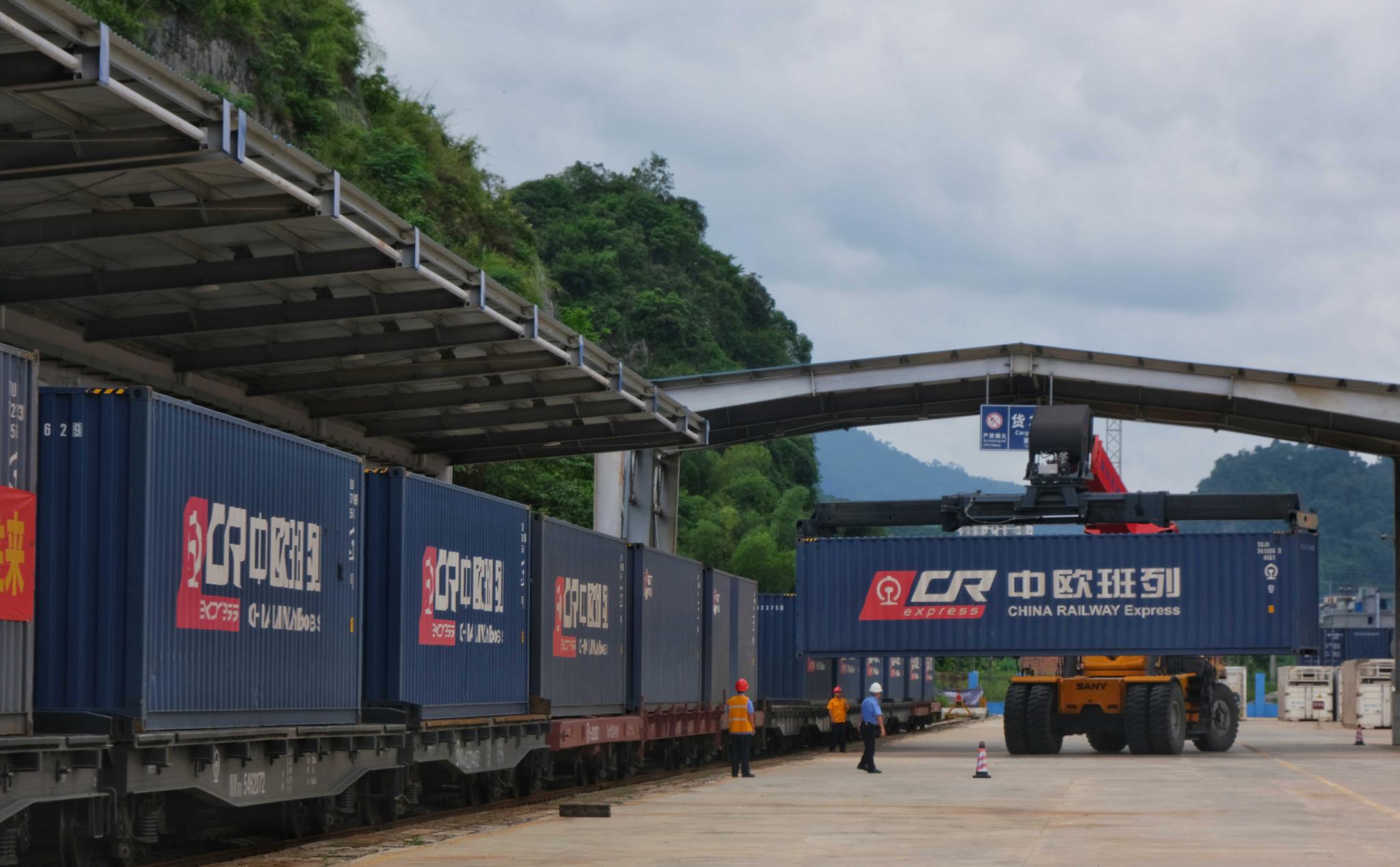 中越集装箱班列从广西凭祥铁路口岸发出