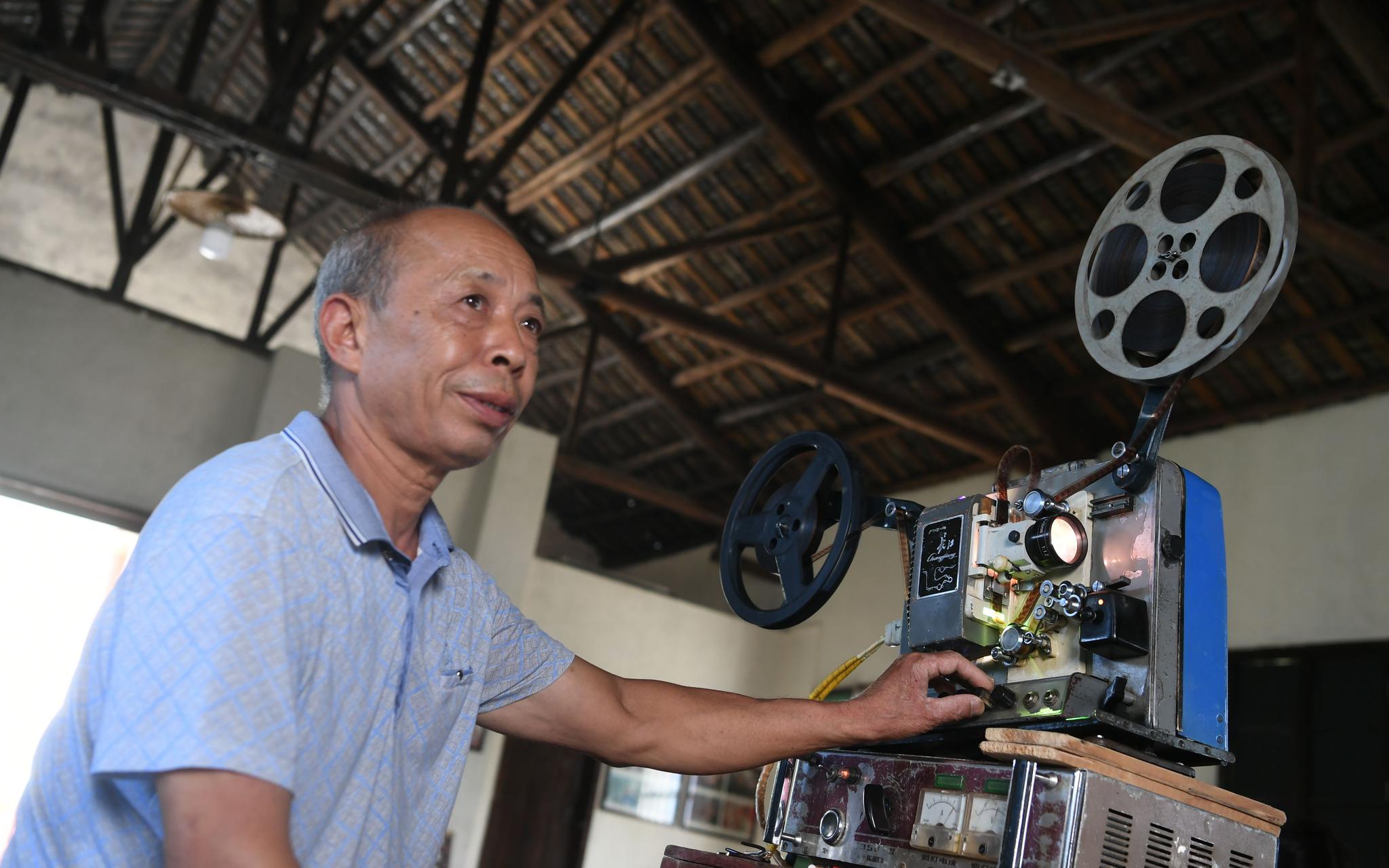67岁乡村放映员没想到能重操旧业