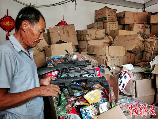     9月12日，山东省临沂市，景安朋的父亲在儿子留下的玩具前。景安朋被逮捕后，库存玩具被运回老家婚房里堆积至今。