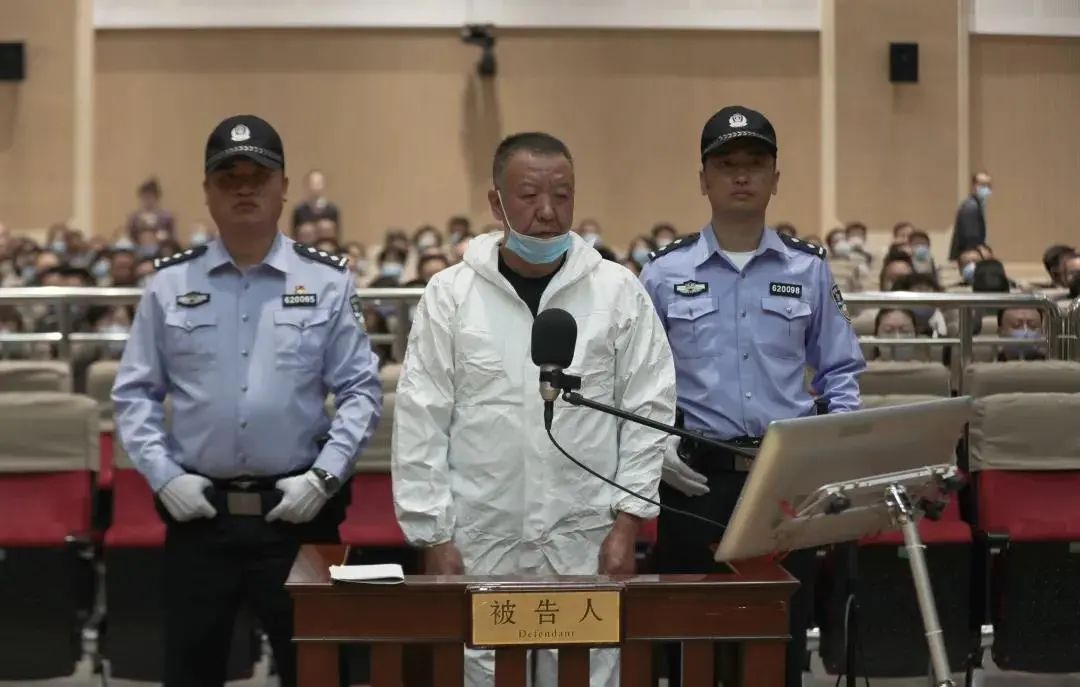 甘肃省平凉市委原常委黄继宗受审将受贿赃款放贷生息