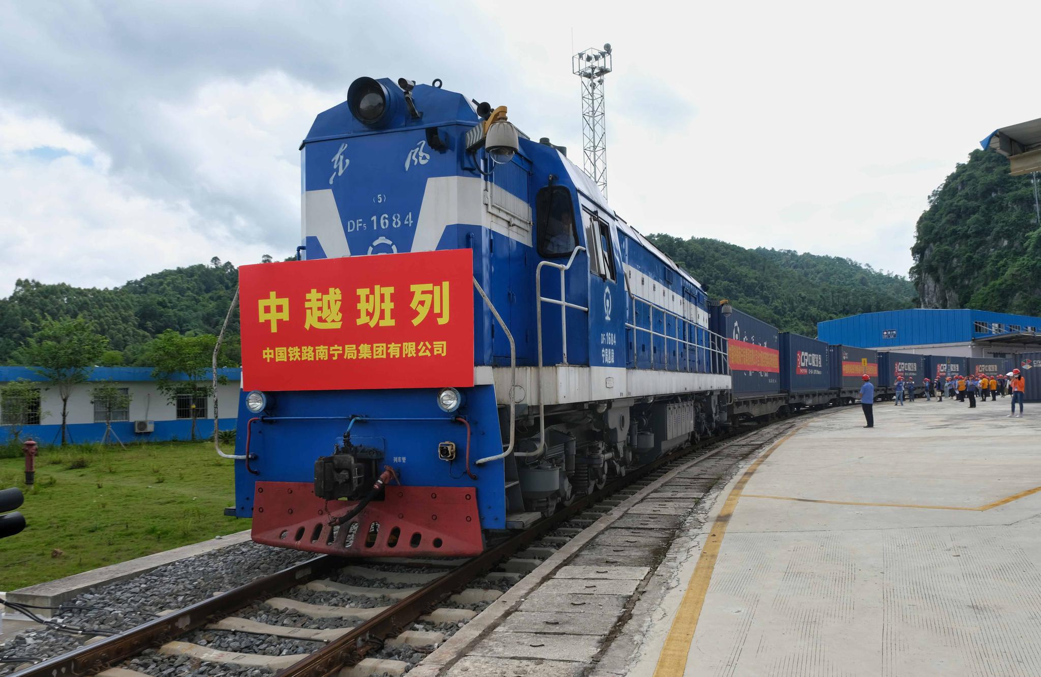 中越集装箱班列从广西凭祥铁路口岸发出