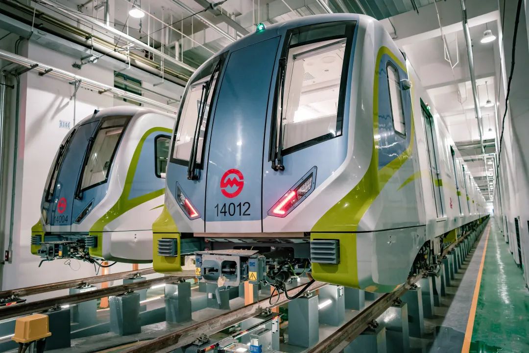 上海地铁14号线西起嘉定封浜,东至浦东桂桥路,是连接上海东西部的一条