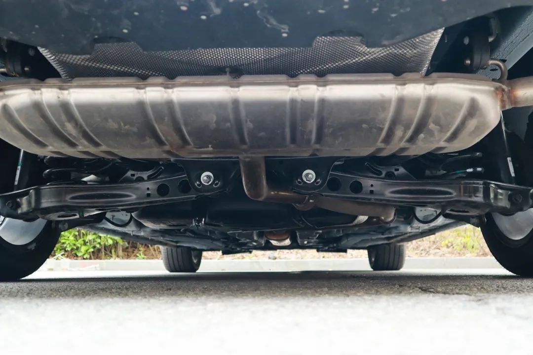 同时这款车的底盘隔音,发动机舱隔音都做得不错,行驶过程中都没有觉得