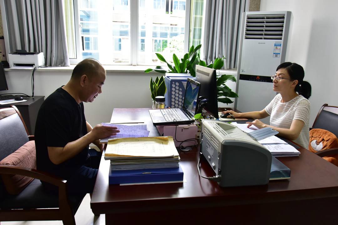 四川泸州龙马潭 戴着护颈办案的纪检监察干部