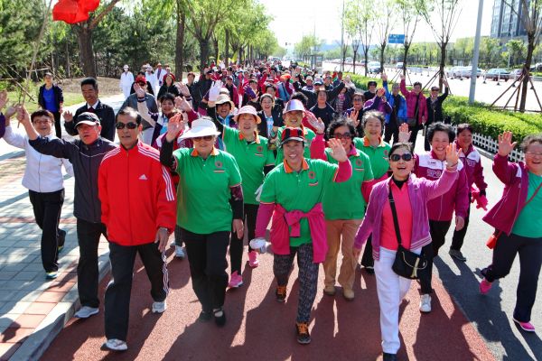 资料图：河北省张家口市中老年人在参加健步走活动。新华社发