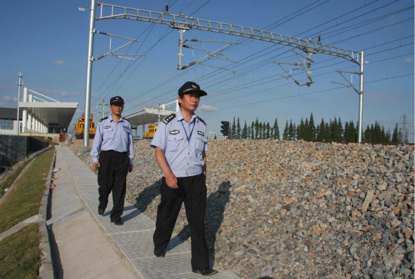 图说:铁路民警在铁轨旁巡逻 林荣贵/摄