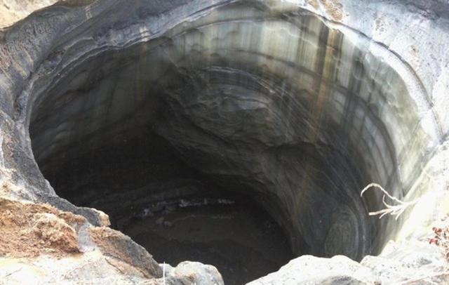 核试验场惊现恐怖大洞,深不见底犹如地狱入口,真相依旧成谜