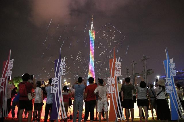 广州塔上演千架无人机表演 庆祝农民丰收节休闲区蓝鸢梦想 - Www.slyday.coM