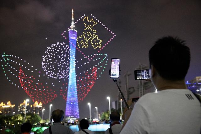 广州塔上演千架无人机表演 庆祝农民丰收节休闲区蓝鸢梦想 - Www.slyday.coM