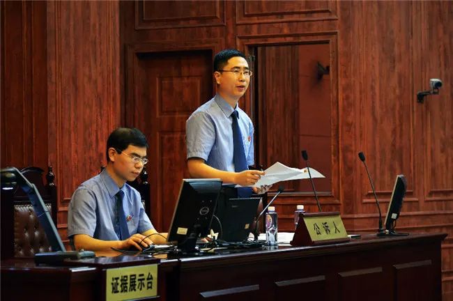 正义网沉默的真相中检察官江阳的制服穿错了吗