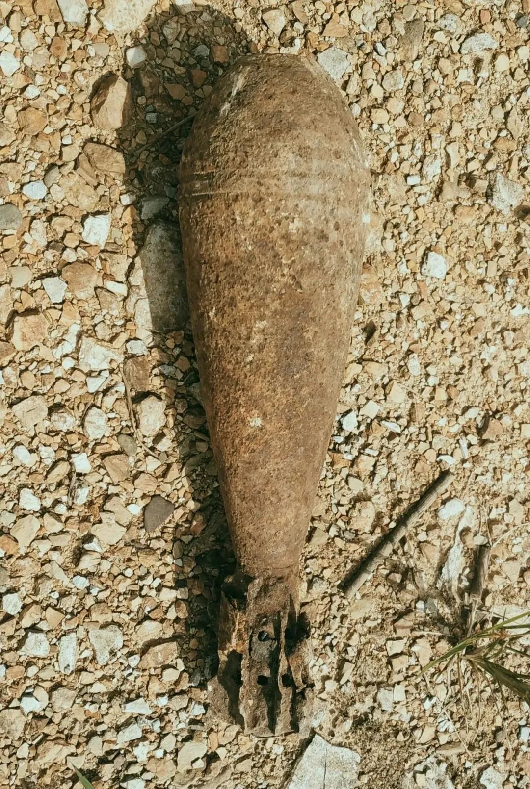 正文        经过细致入微的现场处置,成功处理三枚炸弹:60迫击炮弹