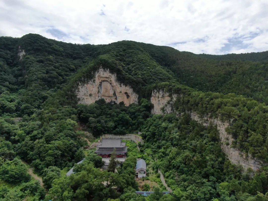 青石山路,绿树,青山,仰天山愈发绿意盎然,生机勃勃.