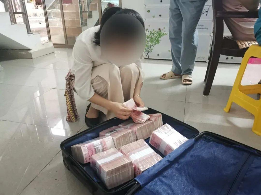 看呆了民警从这对夫妻家中车里搜出百万现金后备箱里全是钱