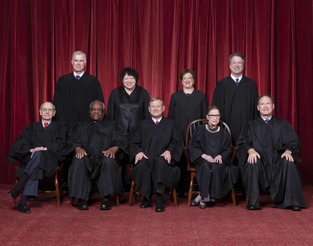 美国最高法院大法官9人此前合照，一排右二为已故的金斯伯格 图自美最高法