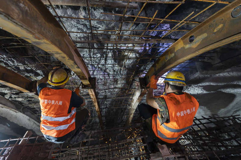 两名工人在中老铁路福格村隧道内进行立架作业.潘龙柱/摄