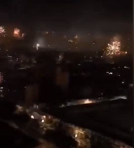 21日晚，瑞丽市民燃放烟花庆祝解封。