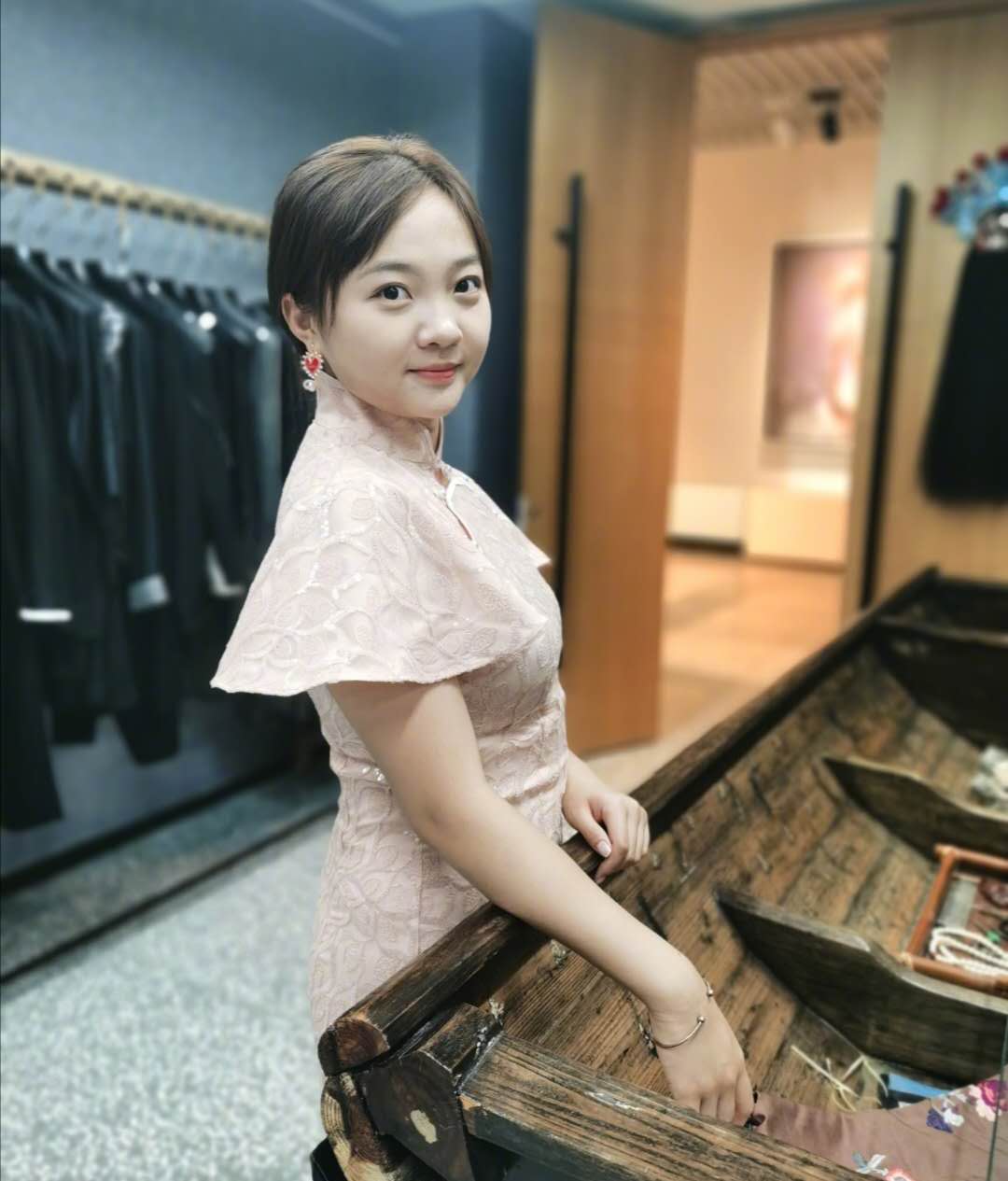 林妙可写毛笔字打扮的像个学生样才21岁却有了大妈身材