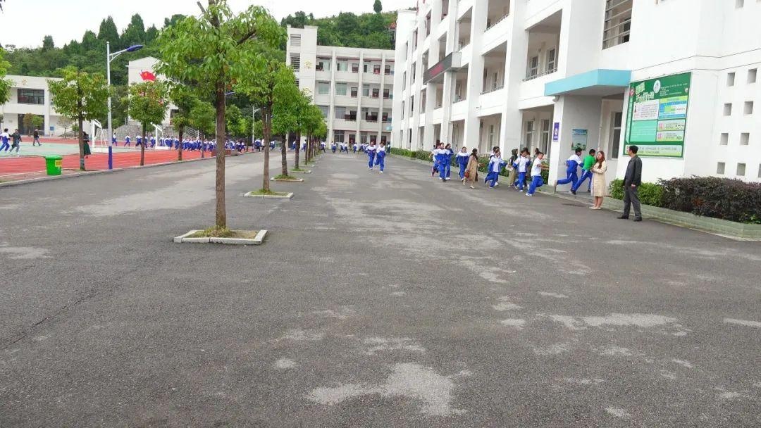 特警进校园平安伴成长慈利公安一鸣中学联合开展防暴演练