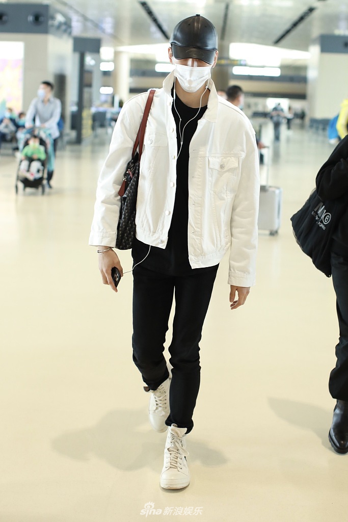 王子异黑白look清爽帅气02跨步行走大长腿瞩目