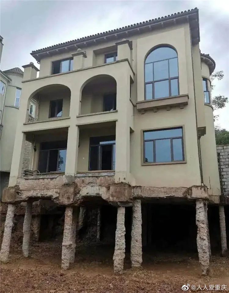 南山一独栋别墅被业主挖垮官方不规范装修造成的