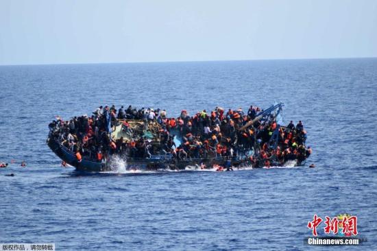 资料图：移民船在地中海倾覆。