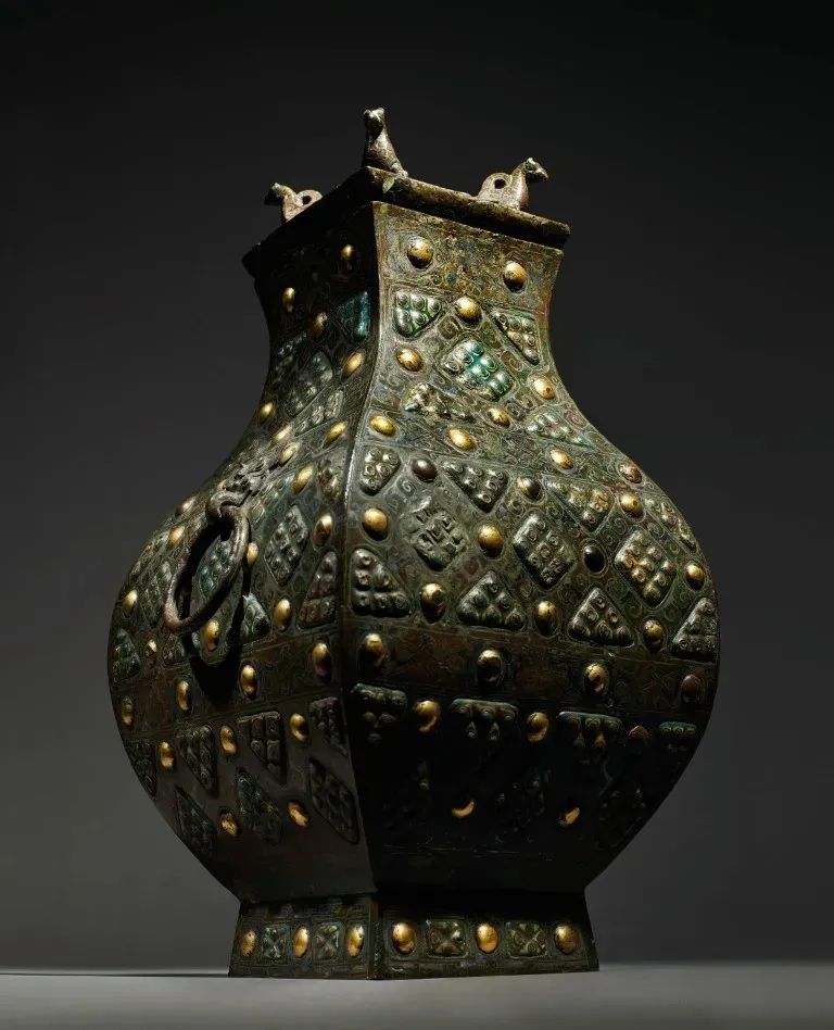 战国公元前四 / 三世纪 青铜错金银嵌琉璃乳钉纹方壶
