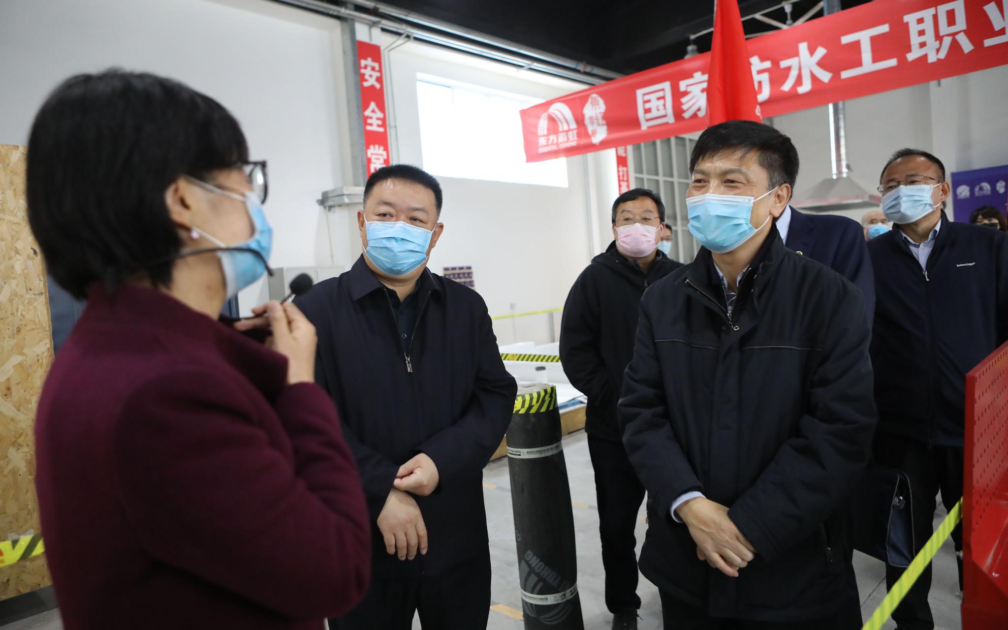 今年3月30日，北京市人力资源和社会保障局局长徐熙到顺义区的一家企业调研科研成果转化和稳就业促就业工作。北京市人社局供图