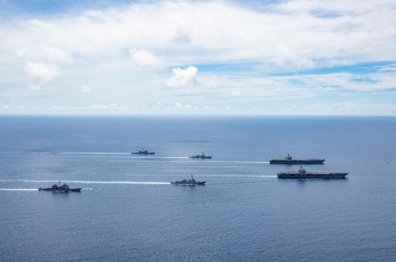 美国海军“尼米兹”号和“里根”号航母战斗群在南海开展“双航母”演习。图源：环球网
