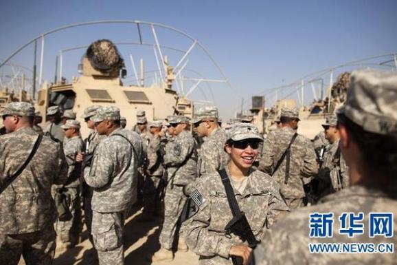 2011年12月18日，从伊拉克撤离的美国士兵在科威特边境地区集结。图源：新华网