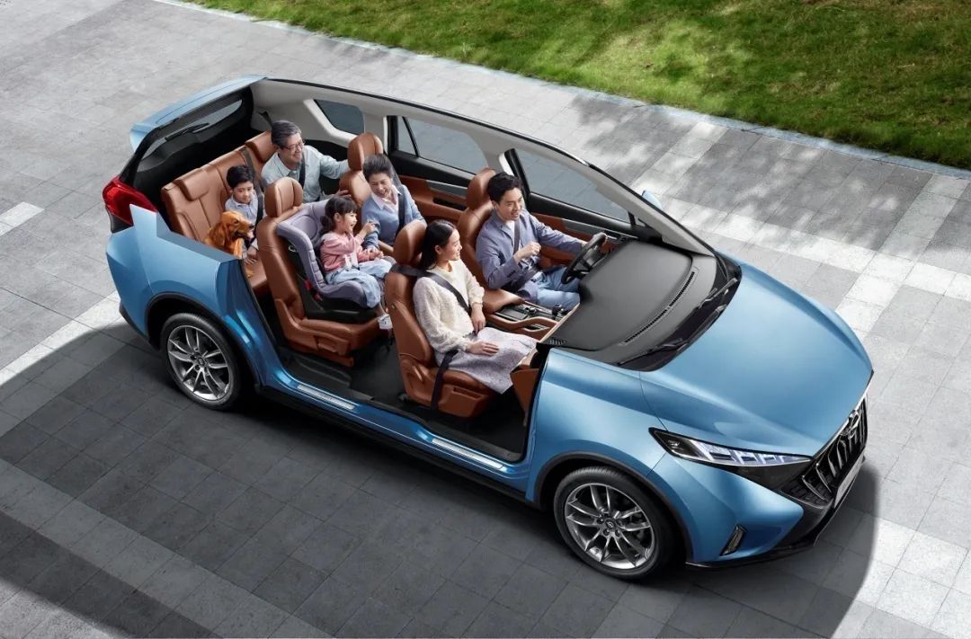 座车的人应该有过这种经历,要么需要侧身经过,要么需要把座位折叠挪动