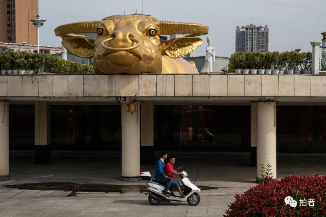 △ 9月16日，中国湖北省十堰市郧西县七夕广场，行人经过牛郎织女雕塑。郧西县传说是牛郎织女的故乡，也是七夕文化的发源地和传承地。